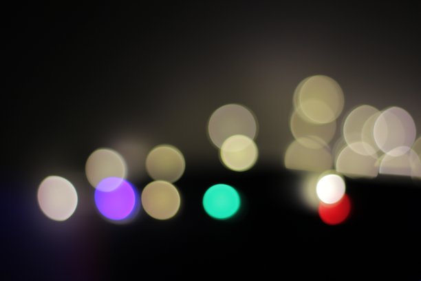 散焦红色，黄色，绿色和紫色的散焦光图片下载