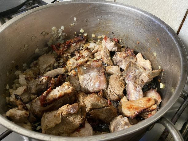 在Schwäbisch Gmünd的一家餐馆里，用带骨胡萝卜、牛肉、洋葱做酱料来做斯瓦比亚烤肉图片下载