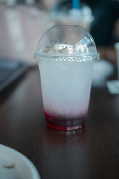 蓝莓冰意大利苏打饮料在玻璃杯在木桌上图片下载