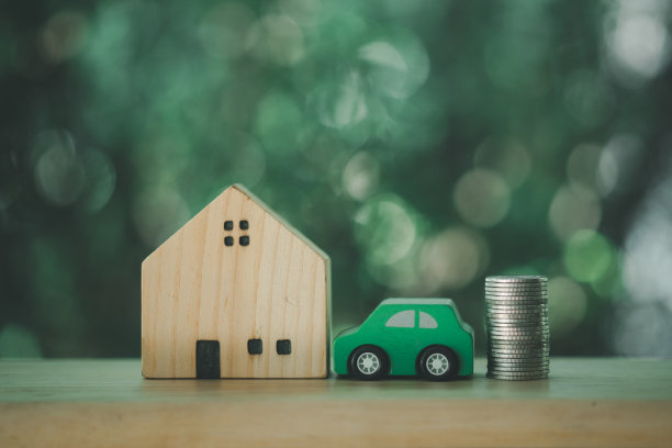 木家和车旁边放置硬币在木地板上的经营理念和盈利理念图片下载