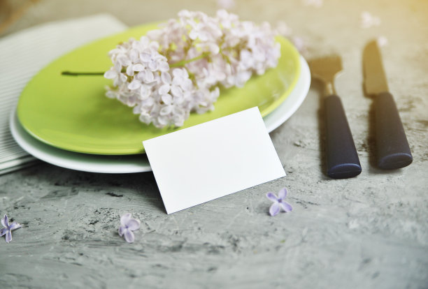 布置桌子。盘子里放着刀叉和丁香花图片下载