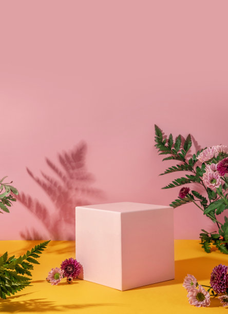 夏季风格的展示化妆品产品展示在黄色和粉红色的背景与花。粉红色立方体平台与花。图片下载