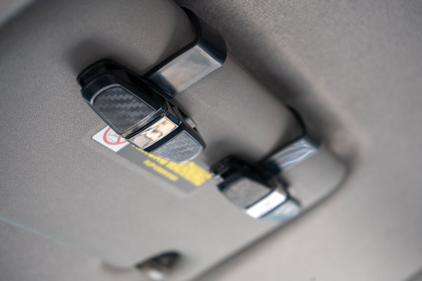 汽车中的遮阳板，带有太阳镜架和卡片架。汽车配件图片下载