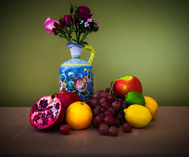 水果，鲜花和花瓶静物图片下载