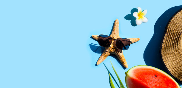 蓝色背景的太阳镜海星。享受夏日背景概念。图片下载