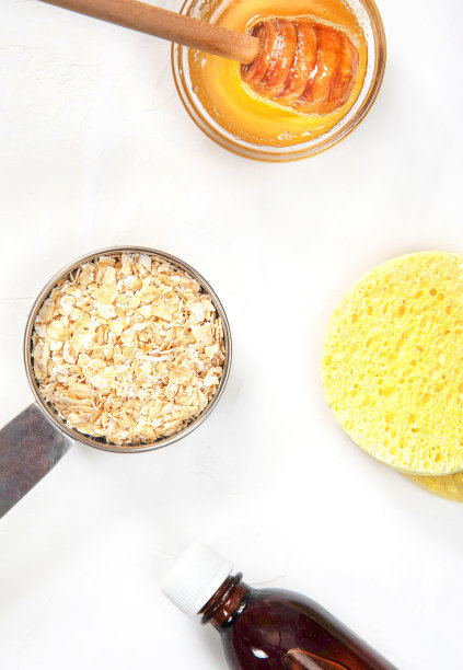 自制护肤化妆品成分，身上白底。俯视图图片下载