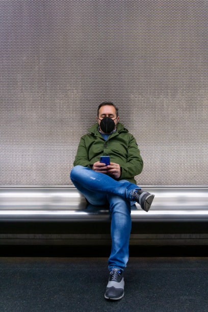 一个男人在看手机图片下载