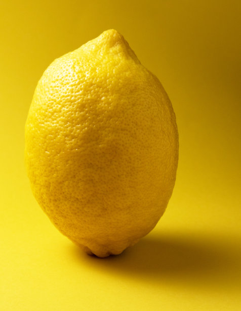 特写成熟柠檬孤立在黄色背景。图片下载