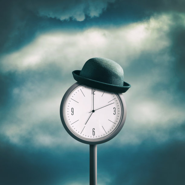 戴着帽子的街道时钟，映衬着多云的天空。计划的概念。时间管理。缺乏时间。组织的工作。广场方向。业务。图片下载