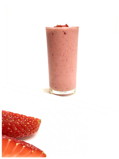 特写切片草莓酸奶冰沙在白色的背景图片下载