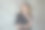 有魅力的女人化妆和卷发在灰色的背景图片下载