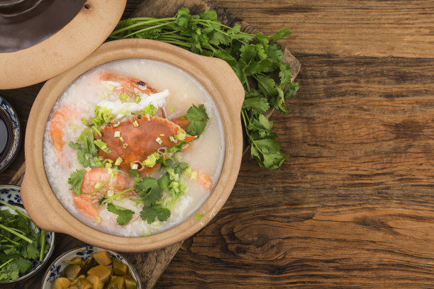 中餐:一种砂锅海鲜粥。海鲜粥图片下载