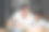 由于冠状病毒大流行，亚洲小女孩通过数字远程互联网会议从学校老师那里学习在线课程。孩子看着电脑，写着纸条，和妈妈坐在一起。图片下载