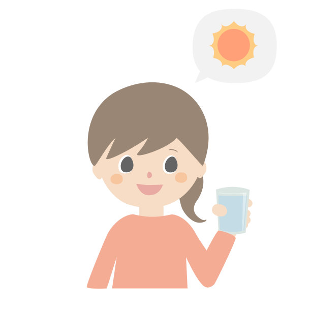 早上喝一杯水的女孩图片下载