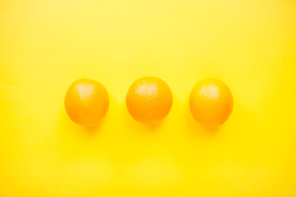 明亮的橙色橙色在明亮的黄色背景上的布局图片下载