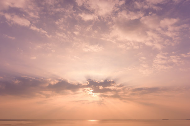 美丽的云彩和日落的天空背景图片下载