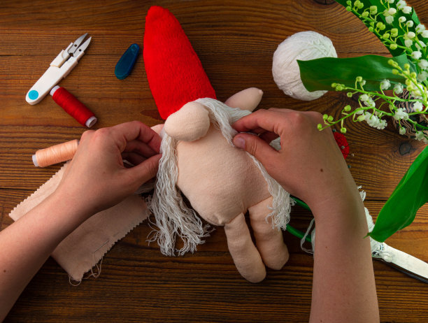 斯堪的纳维亚地精一步一步手工制作教程。自制面料瑞典圣诞装饰DIY图片下载