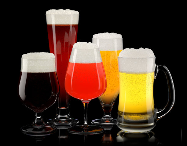 一套新鲜不同的啤酒杯与泡沫的黑色背景。图片下载
