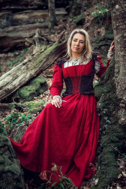 美丽的金发女性幻想维京战士公主在童话的背景图片下载