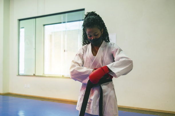 女孩训练空手道图片下载