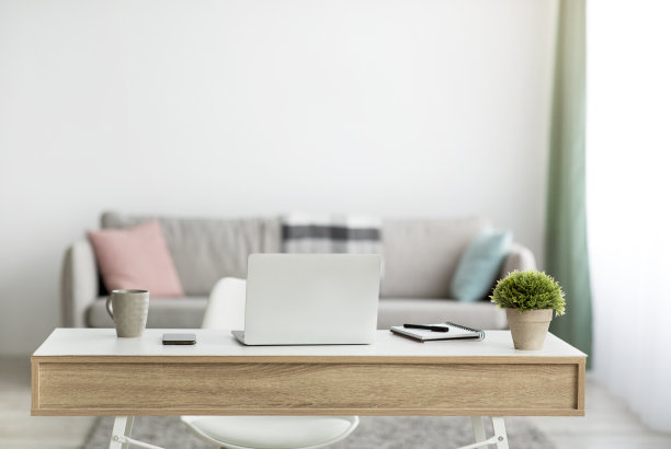 家庭办公室，舒适的工作场所，电脑和家具图片下载