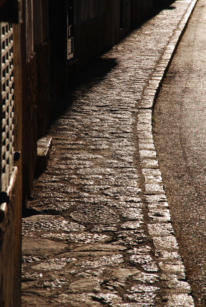 石头在村里的街道上碾过图片下载