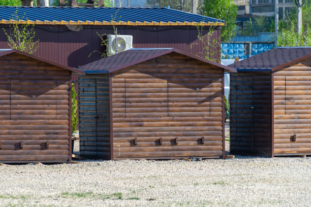 几所(供街头出售的)木房子正在展出以供检查图片下载