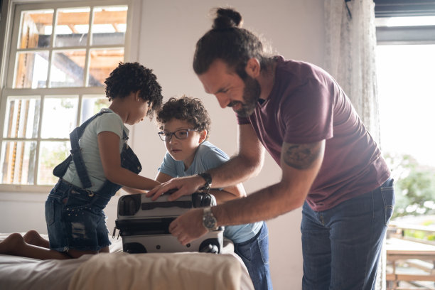 孩子们在家帮爸爸打包行李图片下载