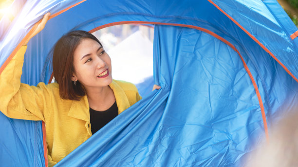 一个坐在帐篷里的女人。图片下载