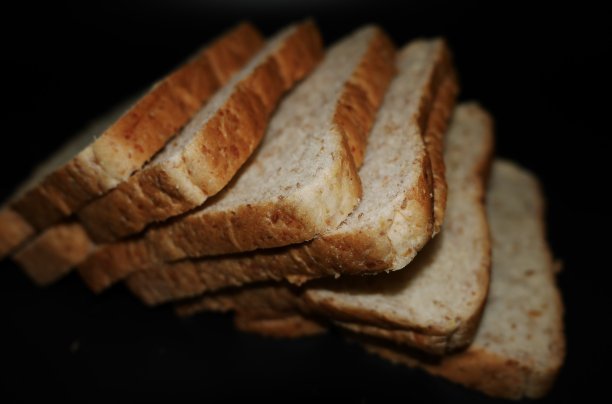 在黑色背景上滑动面包图片下载