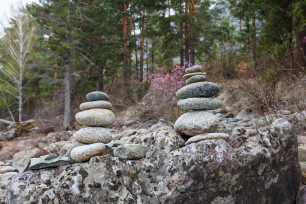 制作石堆和许愿的传统。图片下载