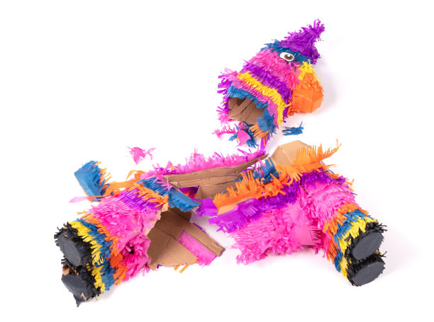 破碎的彩色驴皮纳塔孤立在白色的背景图片下载