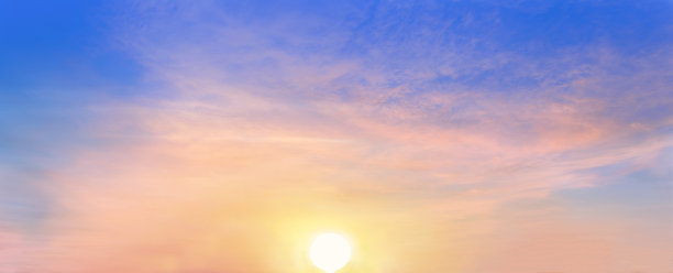 美丽的天空被太阳绘成明亮的金色阴影。冬季傍晚黄昏天空的浓云。傍晚时分的云天图像。傍晚的天空场景与金色的光从夕阳图片下载