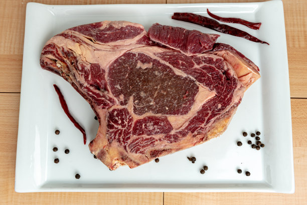 生牛排从上面从木头的背景。图片下载