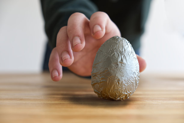 照片的概念，一个孩子的手从桌子上拿巧克力蛋图片下载