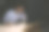年轻的商人在公司办公室超负荷工作。男性办公室职员在晚上加班时思考和压力图片下载