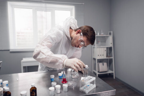 科学家把一些化学产品倒进实验室桌子上的试管里图片下载