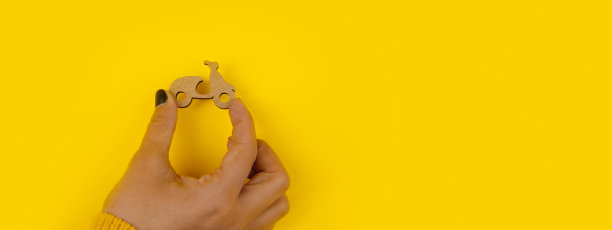 手持木制滑板车图片下载