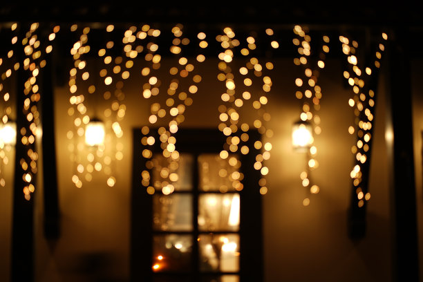 温馨的房子与花环，窗户与光，背景圣诞情绪图片下载