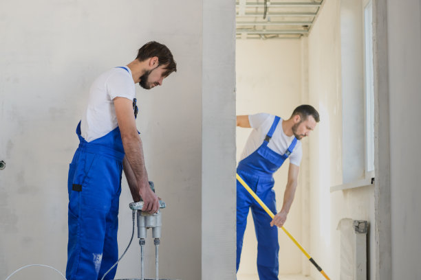 两名工人在公寓里进行维修图片下载