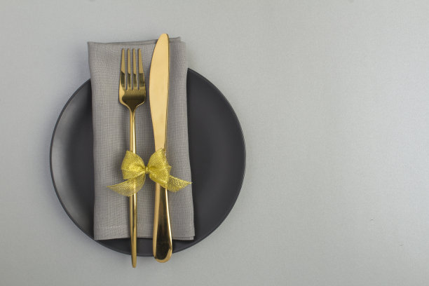 俯视图的节日餐桌设置在黑色的盘子上的灰色背景图片下载