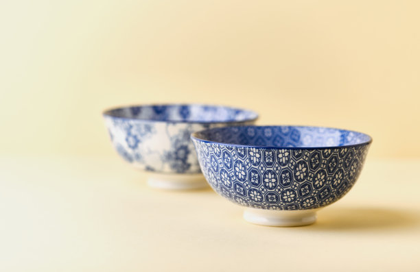 黄色背景的传统陶瓷碗。关闭了。副本的空间。图片下载