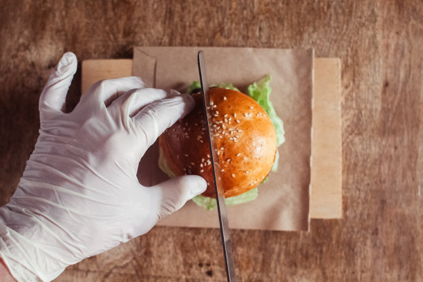迷你汉堡在一个摊位上特写。儿童在餐馆或咖啡馆的快餐。汉堡配料与肉和蔬菜的微距照片。给孩子吃的生态汉堡图片下载
