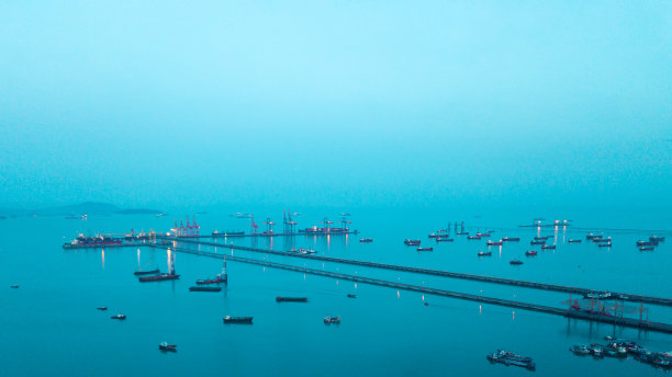 鸟瞰图，码头到吊车桥正在船厂夜间将集装箱货物卸给船舶图片下载