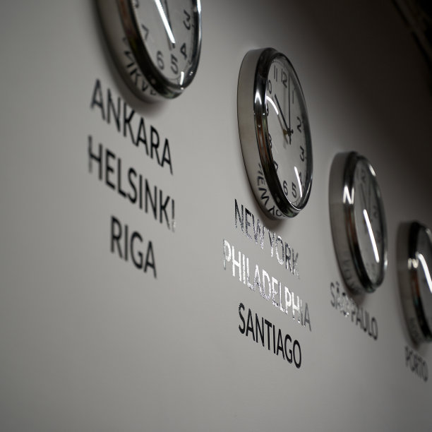 商务办公室的白色墙上挂着许多挂钟，上面显示着世界不同城市的时间图片下载
