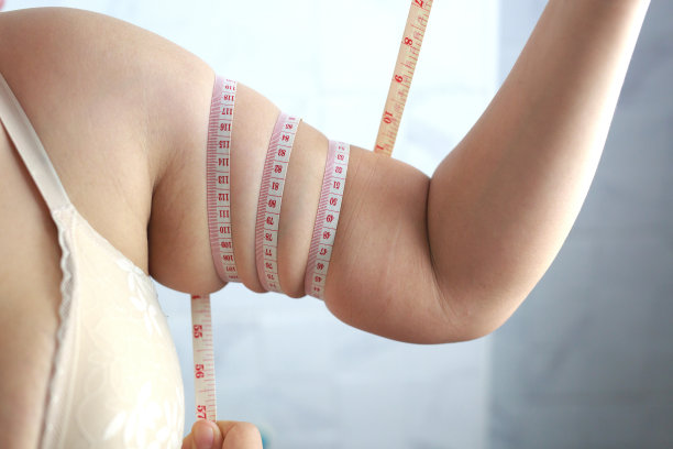 胖女人，她想控制体重。图片下载