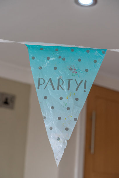 悬挂三角形的旗帜图片下载