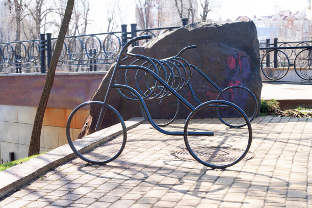 在公园里停放自行车。图片下载