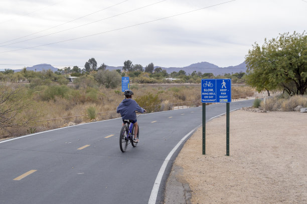 一个男孩在一个冬天骑在亚利桑那州公共自行车道图片下载