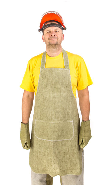 一个穿围裙的男人的正面照片。图片下载